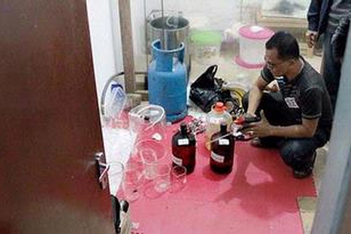 Ilustrasi : Petugas gabungan dari Direktorat Reserse Narkoba Polda Metro Jaya dan Polrestro Tangerang Kota, Senin (11/7/2011), memeriksa kamar yang dijadikan ruang produksi sabu di salah satu vila di kawasan Puncak di Sampay, Desa Tugu Selatan, Kecamatan Cisarua, Kabupaten Bogor, yang digerebek sehari sebelumnya.