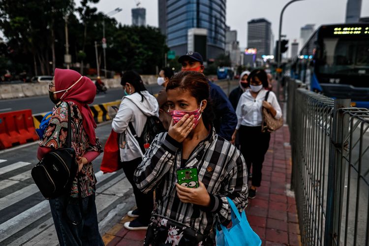 Sejumlah pekerja menggunakan masker berjalan kaki setelah meninggalkan perkantorannya di Jakarta, Rabu (29/7/2020). Klaster perkantoran penularan Covid-19 di Jakarta kini menjadi sorotan. Data resmi hingga Selasa (28/7/2020) kemarin, ada 440 karyawan di 68 perkantoran di Ibu Kota yang terinfeksi virus corona.