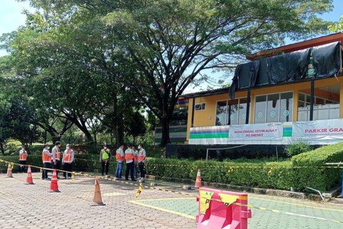 Sterilisasi penutupan Rest Area 86B akibat munculnya kepulan asap di dalam tanah, Senin (7/4/2025). 

