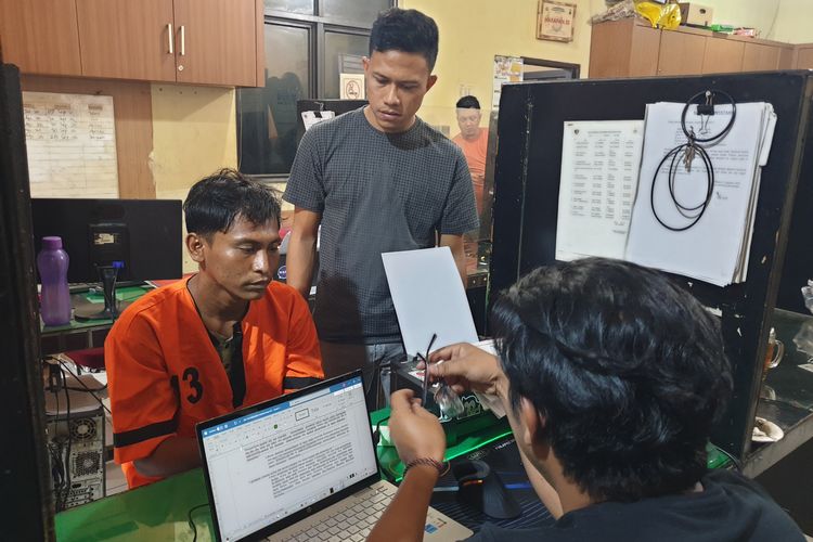 Fernando Siagian (28) saat ditanyai di Polsek Medan Timur pada Senin (8/9/2025). Dia menjadi tersangka karena menonjok driver ojek online, Khairul Arifin (30). 