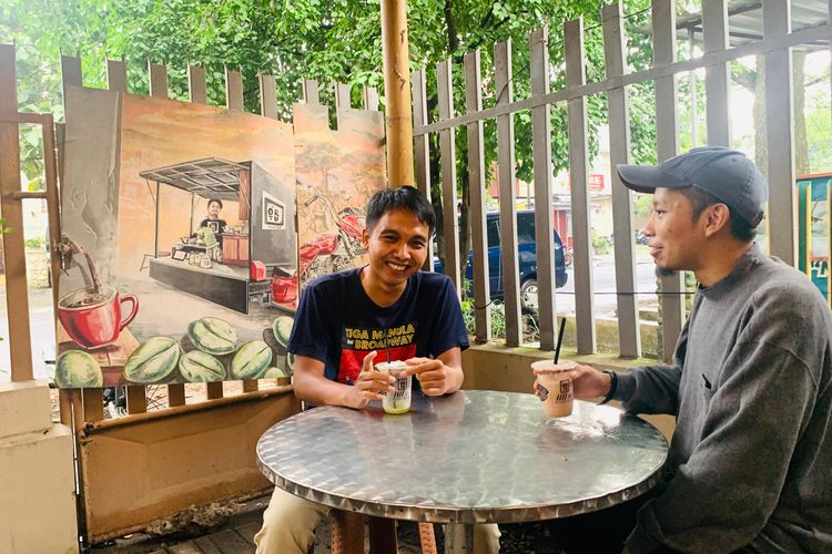 Pengunjung Kopi Ortu, salah satu coffe shop yang menyelenggarakan nobar timnas Indonesia di Kota Malang.