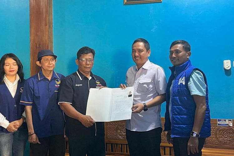 Bos klub sepak bola PSIS Semarang yang juga anggota DPR RI terpilih saat mengambil berkas pendaftaraan balal calon Wali Kota Semarang di kantor Nasdem, Rabu (15/5/2024).