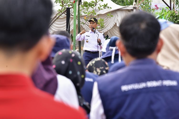 Pj Gubernur Sulsel tampak memimpin Apel Siaga musim tanam di Instalasi Kebun Benih Hortikultura Sudiang, Sulsel, Selasa (24/9/2024).  