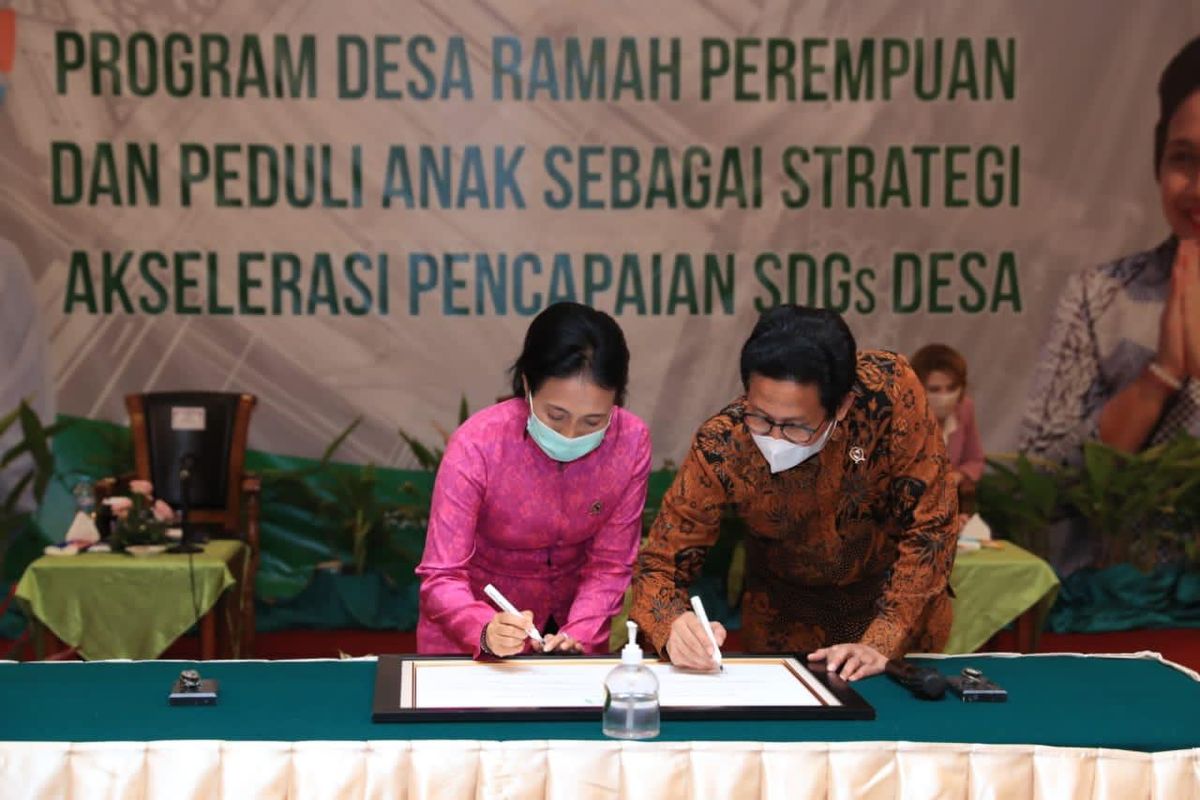 Mendes PDTT Abdul Halim Iskandar bersama Menteri PPPA I Gusti Ayu Bintang Puspayoga dalam penandatanganan dan deklarasi Desa Ramah Perempuan dan Peduli Anak di Grand Sahid, Jakarta, Rabu (11/11/2020).