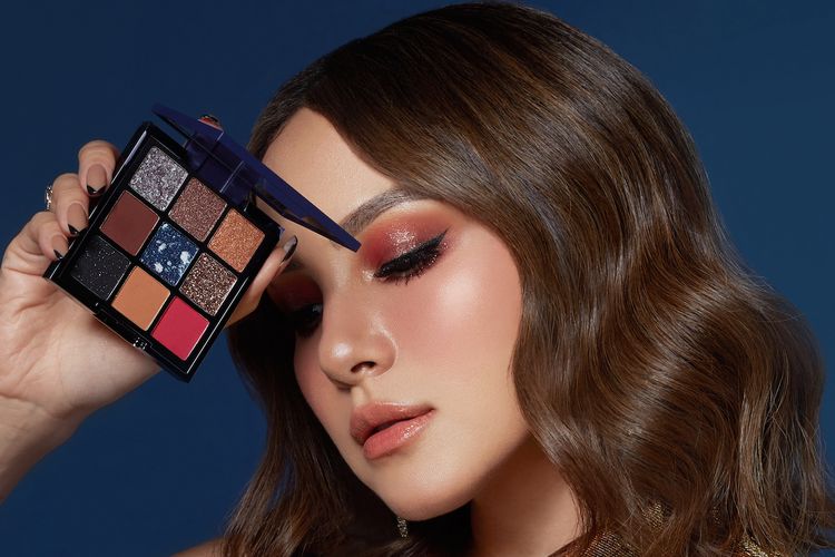 ESQA Cosmetics berkolaborasi dengan Paola Serena meluncurkan Midnight Affair Eye Shadow Palette.
