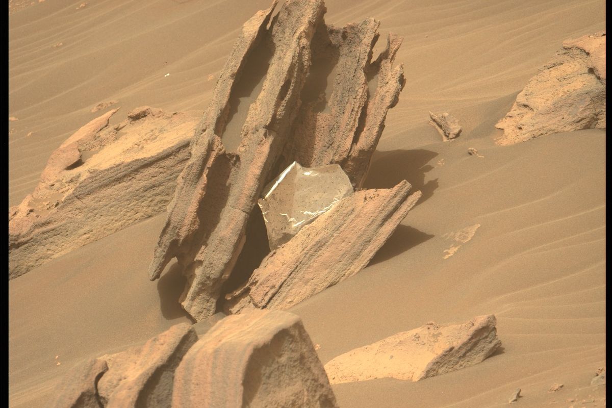 Penampakan selimut termal ditangkap robot penjelajah Perseverance NASA. Benda ini jadi sampah manusia yang ditemukan di permukaan Planet Mars.