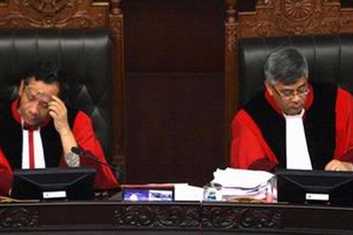 Ketua Hakim Konstitusi Mahfud MD didampingi anggota Hakim Konstitusi Akil Mochtar (kanan) saat memimpin sidang di Gedung Mahkamah Konstitusi, Jakarta.