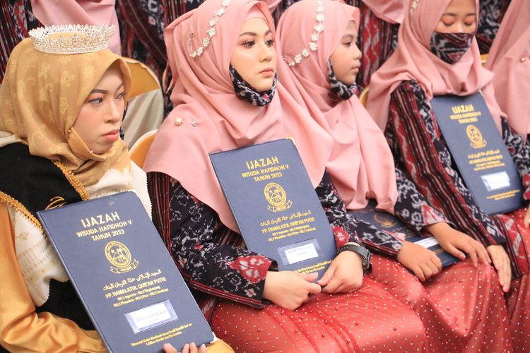 Selma Ratu Dewi Tanara (dua dari kiri), cucu Wakil Presiden Ma’ruf Amin. Selma menjalani wisuda sebagai penghafal Al Quran pada Wisuda Hafidhoh V di Pondok Pesantren Hamalatul Quran Putri, Kabupaten Jombang, Jawa Timur, Rabu (15/3/2023).