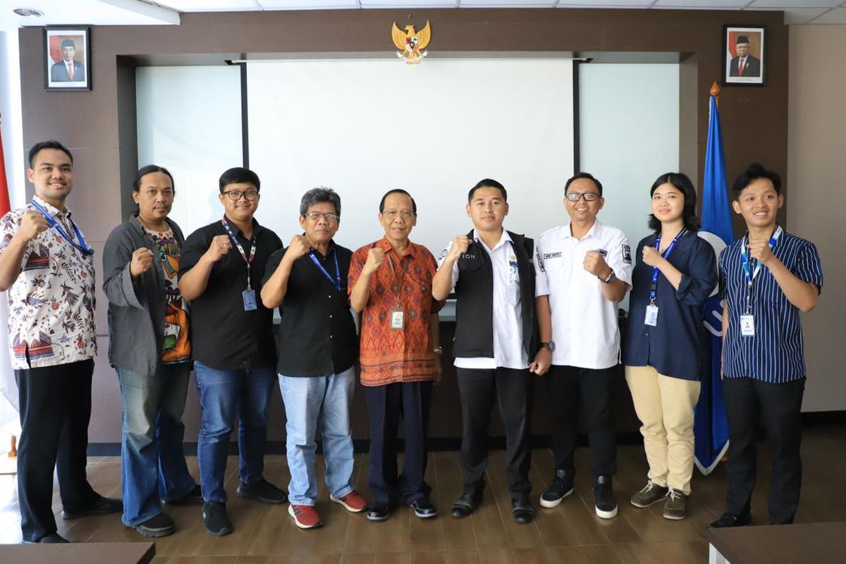 Kepala Bidang Diseminasi Informasi dan Komunikasi Publik (DIKP) Diskominfo Kota Tangerang Ian Chavidz Rizqiullah bersama para mahasiswa LPPM UMN saat menggelar Rapat Tindak Lanjut Kerja Sama, Rabu (29/5/2024) 