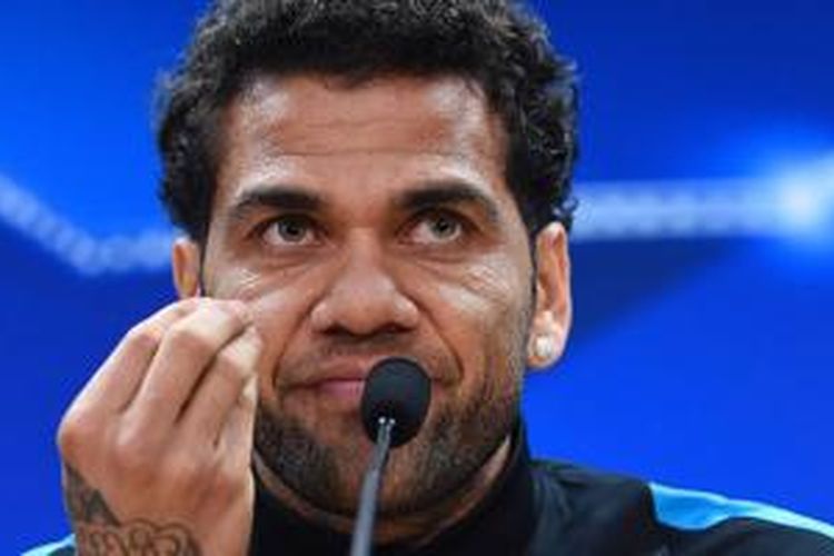 Bek Barcelona, Dani Alves, pada jumpa pers jelang laga melawan AS Roma, Senin (23/11/2015). 