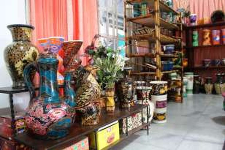 Selain menggunakan media kain, Batik Bogor pun diaplikasikan diatas guci, sepatu, tas, vas bunga, cangkir hingga helm.