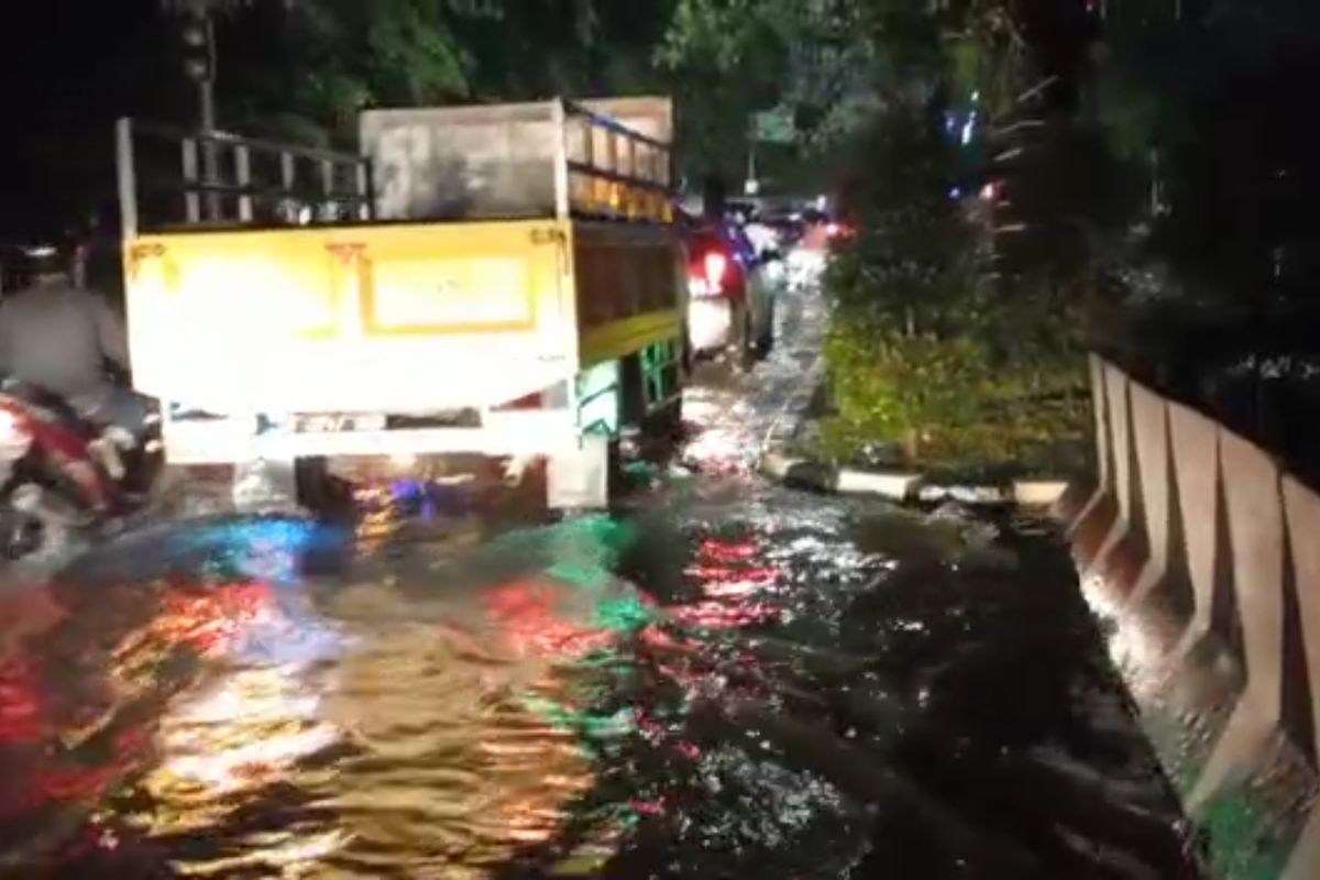 Banjir merendam kawasan Jalan Mochammad Yamin, Babakan, Kota Tangerang malam ini, Senin (26/9/2022). Banjir terjadi akibat hujan deras yang mengguyur sebagian besar wilayah Kota Tangerang sejak petang.