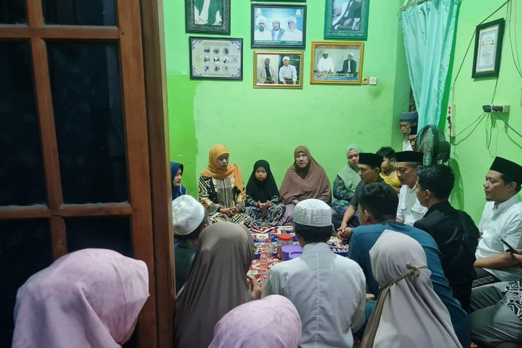 Khofifah Indar Parawansa takziah ke rumah duka di Kelurahan Dawuhan, Kecamatan Situbondo, Kabupaten Situbondo, Provinsi Jawa Timur oada Jumat (29/11/2024).