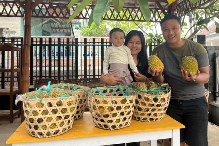 Choirun Nisa Devi Sandra (26) asal Surabaya, Jawa Timur saat berjualan durian di Malang.