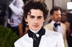 Merancang Hoodie, Timothée Chalamet Beramal untuk Perempuan Afghanistan