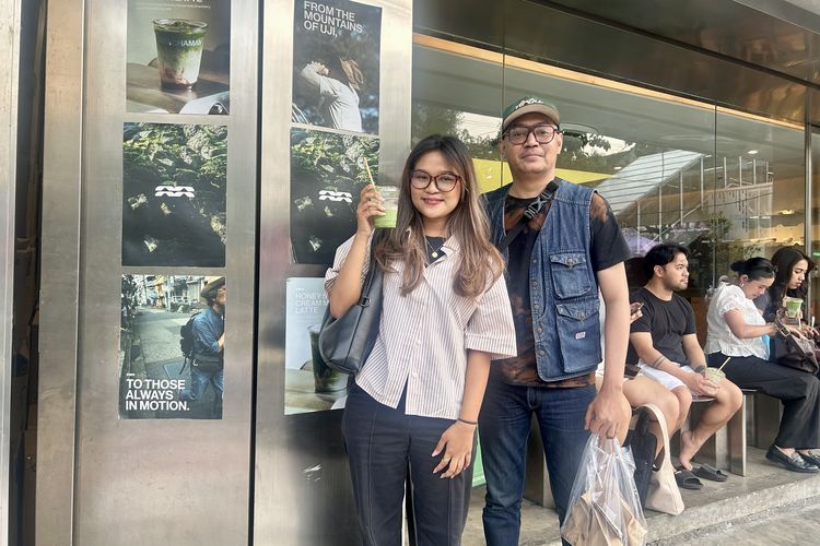 Pendiri jasa Gue Temenin Jalan Johanes David Gratias Pero (32) (kanan) saat diwawancarai Kompas.com di Blok M, Jakarta Selatan, Rabu (24/9/2025).
