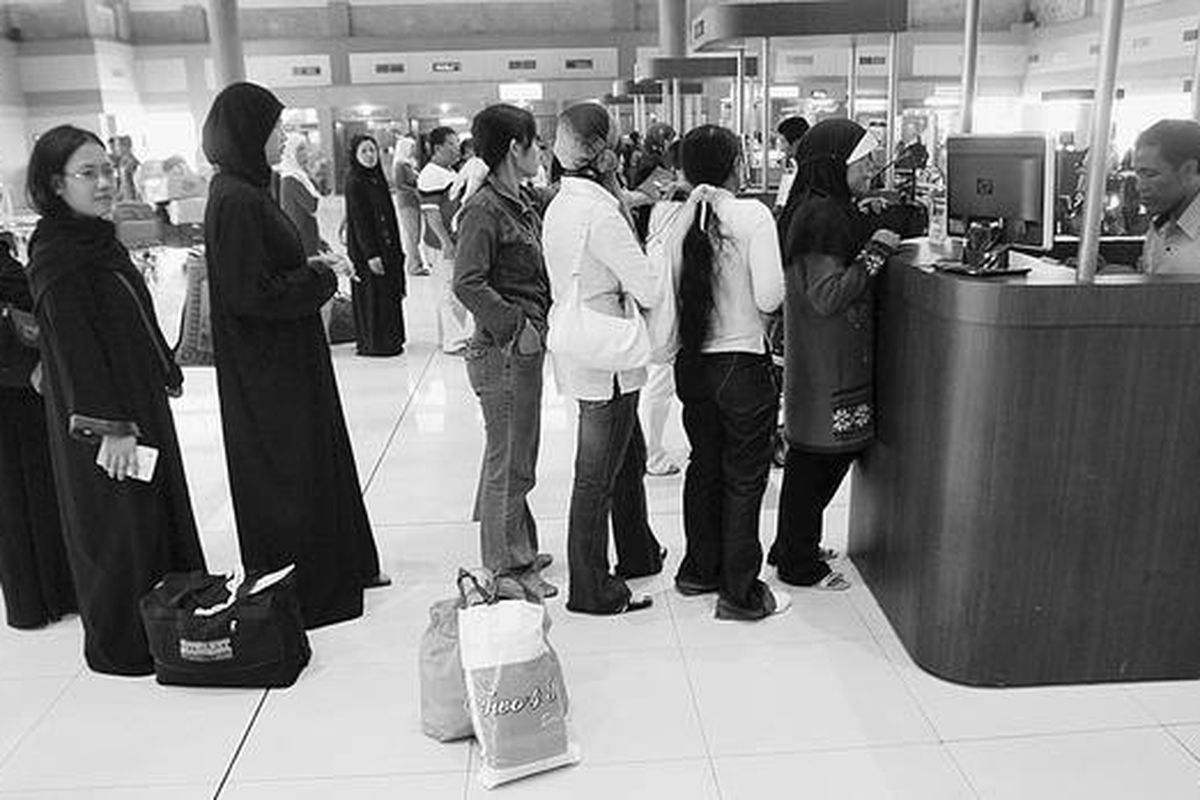 Para TKI yang baru kembali dari luar negeri tengah mengantre di depan loket pendataan di Gedung Pendataan Kepulangan TKI, beberapa waktu lalu di Tangerang.  