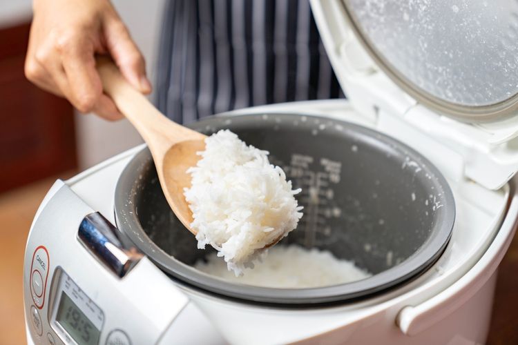 Ilustrasi rice cooker, memasak nasi di rice cooker.