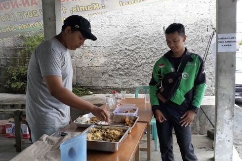 Warga Pamulang Dirikan Dapur Umum, Bagikan Makanan ke Ojol dan Tukang Becak