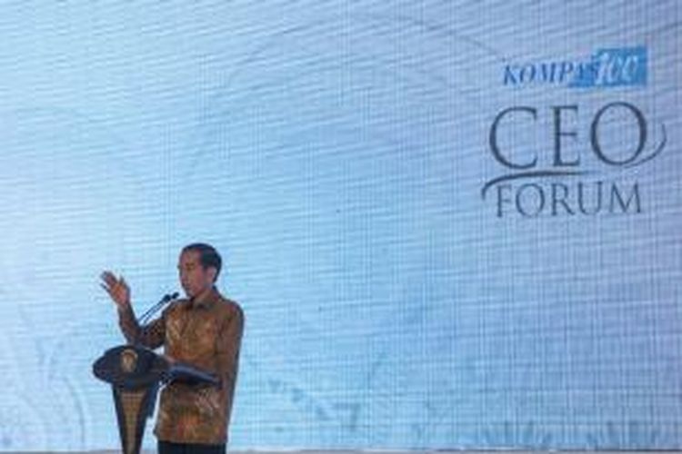 Presiden Joko Widodo memberikan sambutan dalam acara Kompas 100 CEO Forum di Hotel Four Seasons, Jakarta, Jumat (7/11/2014).