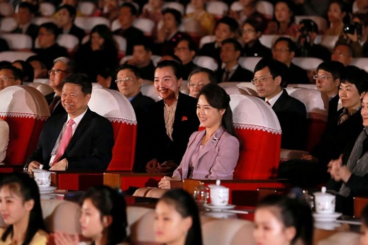 Dalam foto yang dirilis media Korea Utara per tanggal 14 April, terlihat istri Pemimpin Korea Utara Kim Jong Un, Ri Sol Ju (dua dari kanan) menghadiri pertunjukan balet menemani utusan khusus China Song Tao (dua dari kiri).
