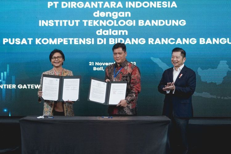 Penandatanganan kerja sama industri kedirgantaraan antara PT Dirgantara Indonesia dengan Institut Teknologi Bandung (ITB), di Bali, Senin (21/11/2022).