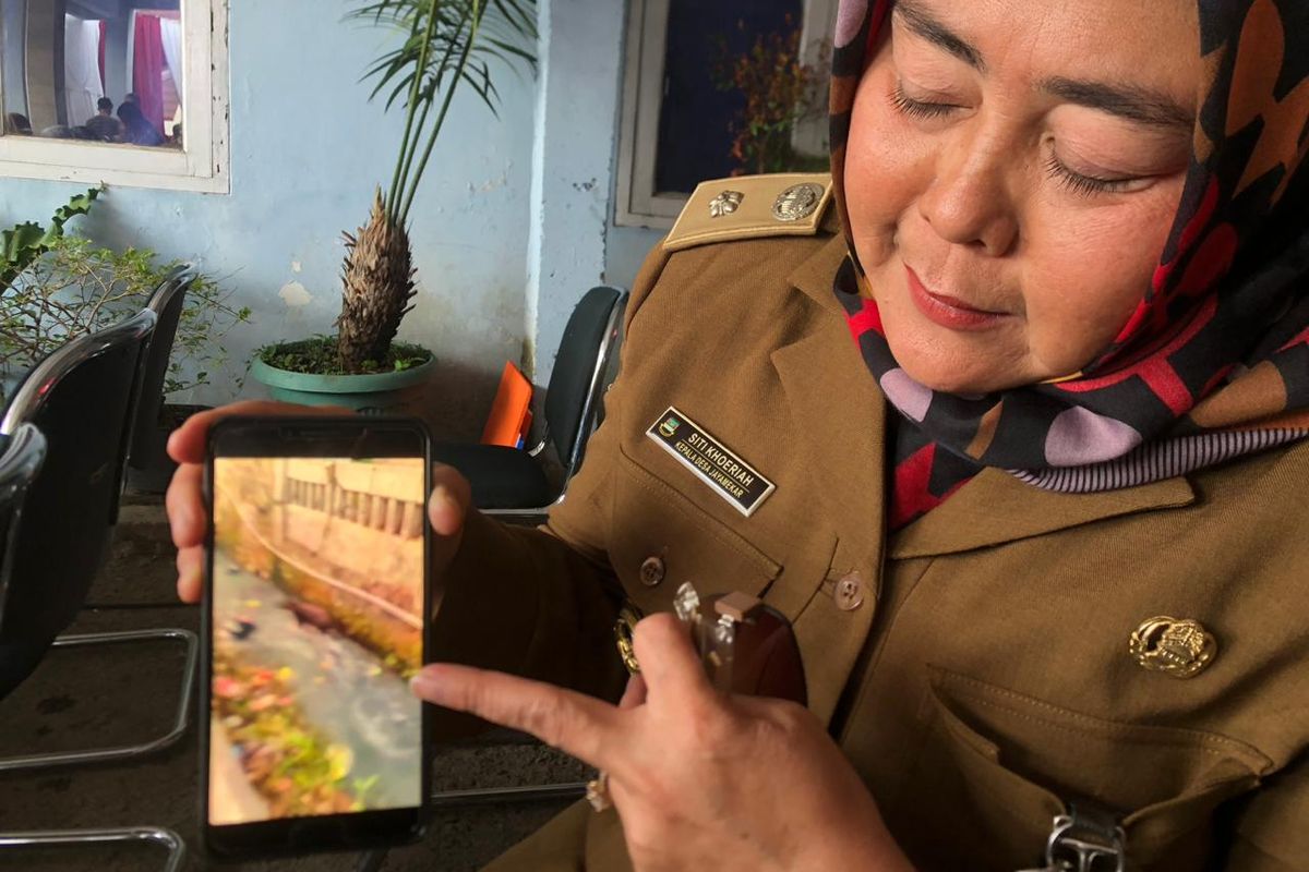 Kepala Desa Jayamekar Siti Khoiriyah menunjukkan rekaman pemburuan babi hutan yang masuk permukiman warga, Senin (27/11/2023) kemarin.