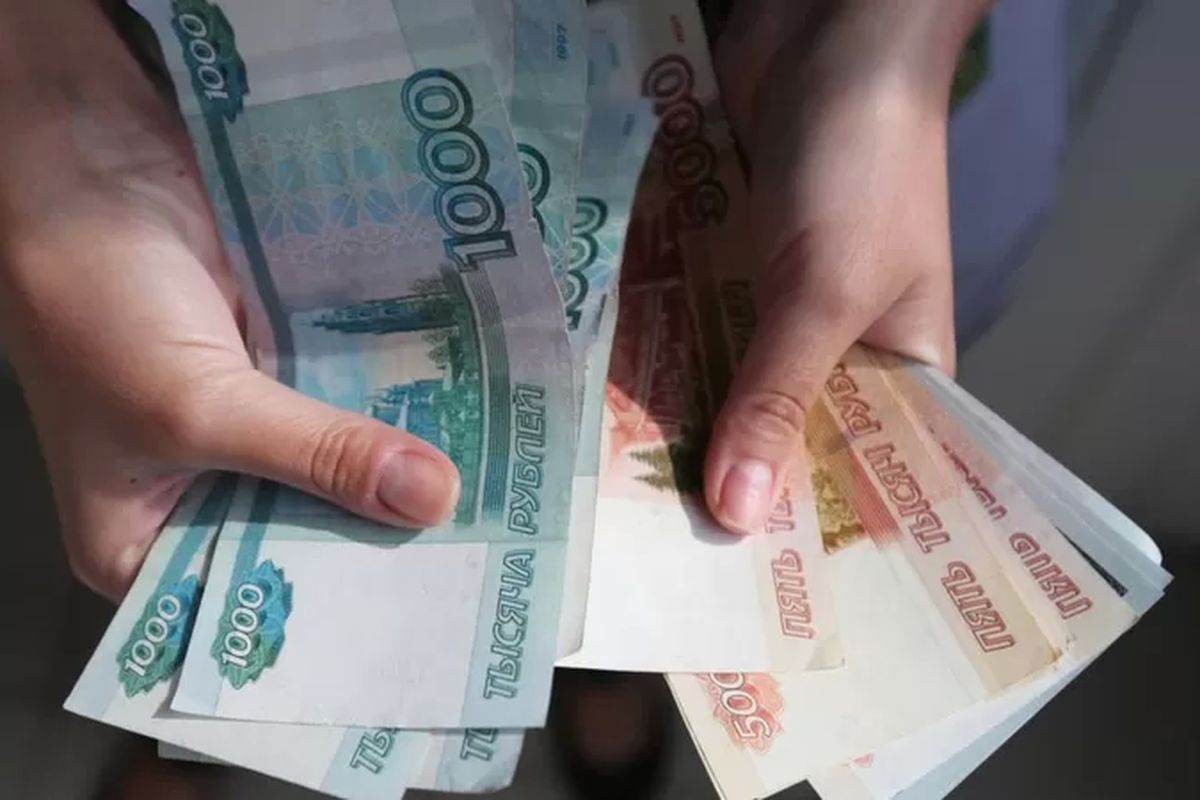 Mata uang Rusia, rubel, anjlok dan inflasi melonjak menyusul sanksi Barat.