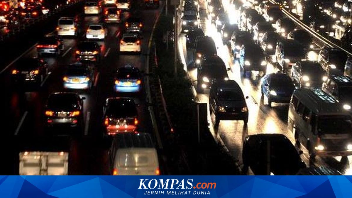 Tol Cikampek Arah Jakarta Macet Parah Akibat Kecelakaan Truk dan Wing Box
