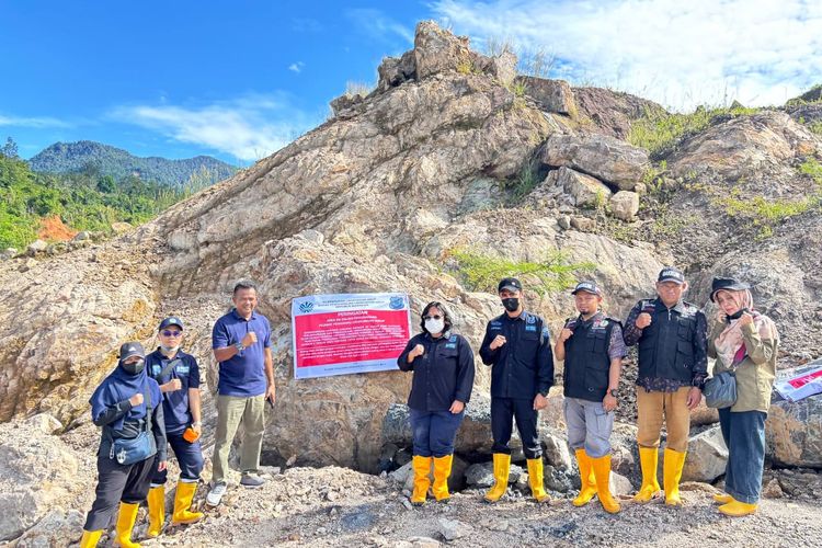 Petugas menyegel tambang di Sumatera Barat. 