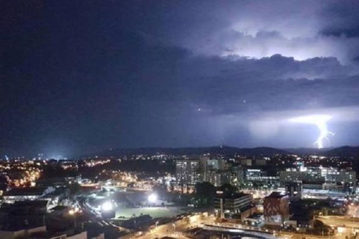 Petir yang menyambar di Brisbane, Australia, Rabu (7/12/2016) pagi. 
