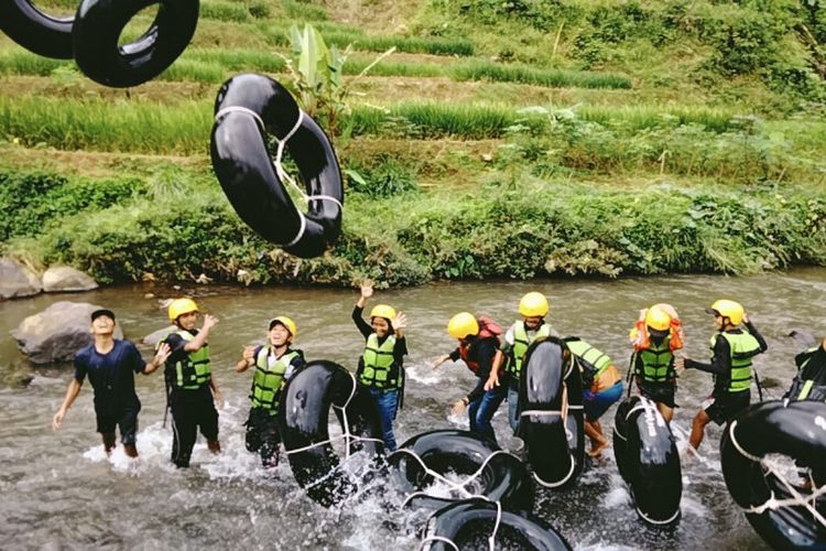 Bermain air di Sungai Ciwulan dengan river tubing di Desa Wisata Sindangkasih (Dok Desa Wisata Sindamgkasih)