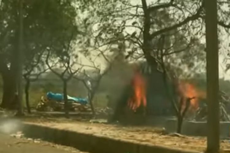 Krematorium sementara di bahu jalan Ghaziabad, untuk mengkremasi korban virus corona di India. [SS/IndiaTV/Youtube]