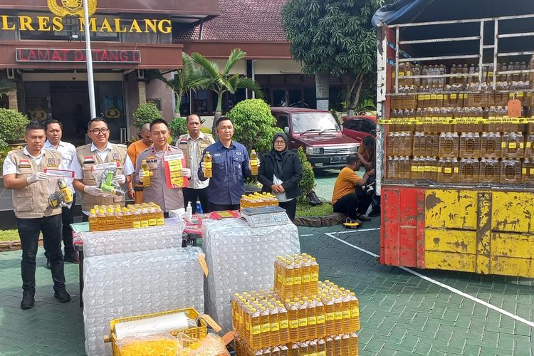 Konferensi pers kasus pemalsuan minyak goreng merk Minyakita di Mapolres Malang, Selasa (11/6/2024).