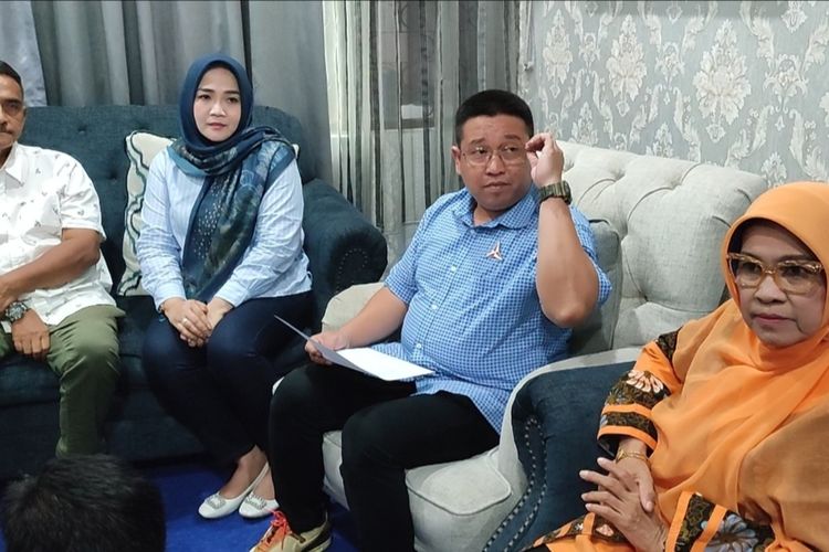 Handarujati Kalamullah, (berkaca mata), Sekretaris DPD Partai Demokrat Provinsi Jawa Barat, memberikan keterangan pasca Nasrudin Azis menyatakan pindah ke PDIP di ruang partai Demokrat, Gedung DPRD Kota Cirebon, Selasa (10/1/2023)