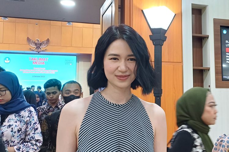 Aktris Laura Basuki usai konferensi pers Busan International Film Festival (BIFF) 2023 di Gedung Kemendikbudristek RI, Jakarta Pusat, Senin (2/10/2023). Film yang dibintangi Laura Basuki, 24 Jam Bersama Gaspar ditayangkan di BIFF.