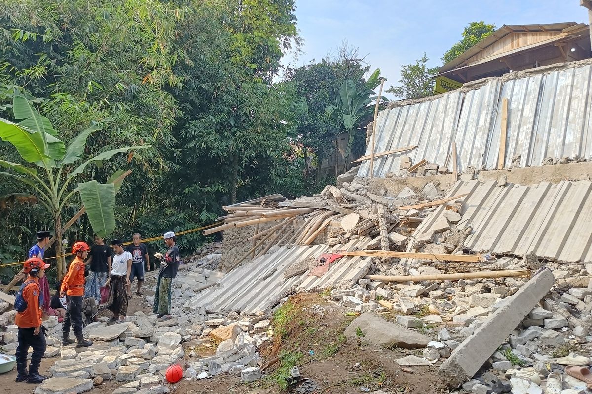 Tim BPBD bersama warga membersihkan sisa puing bangunan majelis taklim yang ambruk di wilayah Kecamatan Ciomas,.Kabupaten Bogor.