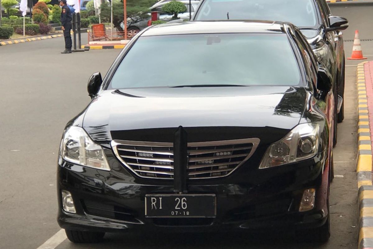 Mobil Dinas Menteri Keuangan Sri Mulyani saat terparkir di Kantor Ditjen Bea dan Cukai Jakarta, Selasa (7/8/2018).