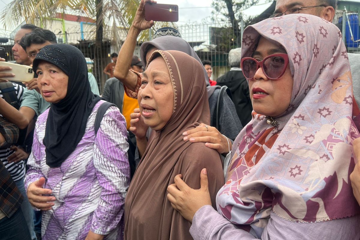 Tangis haru Asmawati, Mursiti, Siti Muhijah, Yeldi setelah mendapatkan kepastian rumah mereka yang terkena gusuran akan dikembalikan kembali di Kampung Bulu, Desa Setia Mekar, Kecamatan Tambun Selatan, Kabupaten Bekasi, Provinsi Jawa Barat, Jumat (7/2/2025).