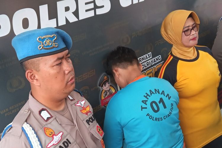 Salah satu pelaku begal asal Cianjur, Jawa Barat (tengah) diamankan polisi usai berupaya merampas mobil sopir taksi online asal Jakarta, Jumat (21/7/2023) dini hari.