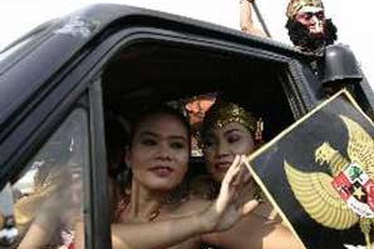 Sejumlah seniman yang tergabung dalam Jaringan Perjuangan Nasionalis beraksi damai di depan Gedung MPR/DPR RI, Jakarta, Kamis (11/5/2006). Mereka menolak pornografi dan menolak RUU APP.