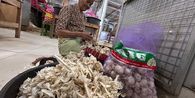Prabowo Sebut Upah Kupas Bawang Rp 700.000, Apa Kata Buruh Pasar Legi Solo?