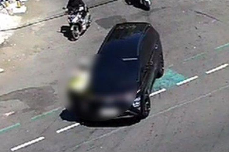 Tangkapan layar video rekaman CCTV yang menunjukkan sebuah mobil menabrak Aipda Suharseno di simpang lima Klaten Town Square pada 23 Desember 2023. (Tribun Solo)