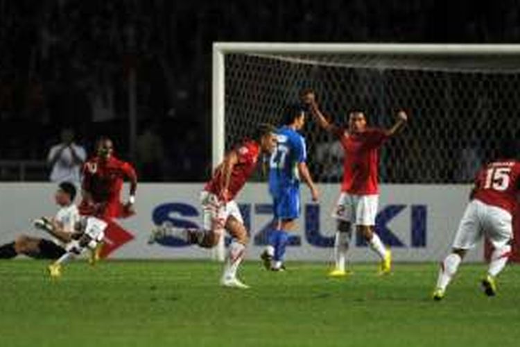 Para pemain Indonesia merayakan gol Cristian Gonzales ke gawang Filipina pada semifinal Piala AFF di Stadion Gelora Bung Karno, 19 Desember 2010.