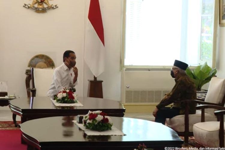 Presiden Joko Widodo saat menerima kunjungan Wakil Presiden Ma'ruf Amin di Istana Merdeka, Senin (9/5/2022).