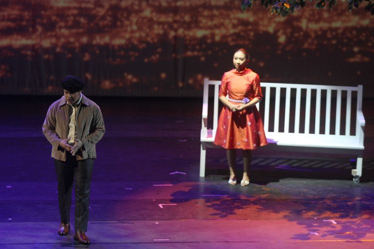 Farman Purnama sebagai Habibie dan Andrea Miranda sebagai Ainun tampil dalam Opera Ainun, yang dipentaskan di Taman Ismail Marzuki, Jakarta Pusat, Jumat (13/8/2018).