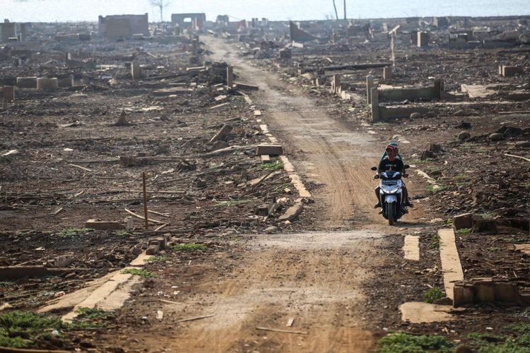 Warga saat mengunjungi Desa Cipaku, Kecamatan Darmaraja, Kabupaten Sumedang, Jawa Barat, Sabtu (15/9/2018). Akibat musim kemarau, air di Waduk Jatigede surut sekitar 300 meter dari empat bulan yang lalu dan menyebabkan puing-puing bangunan kembali muncul.