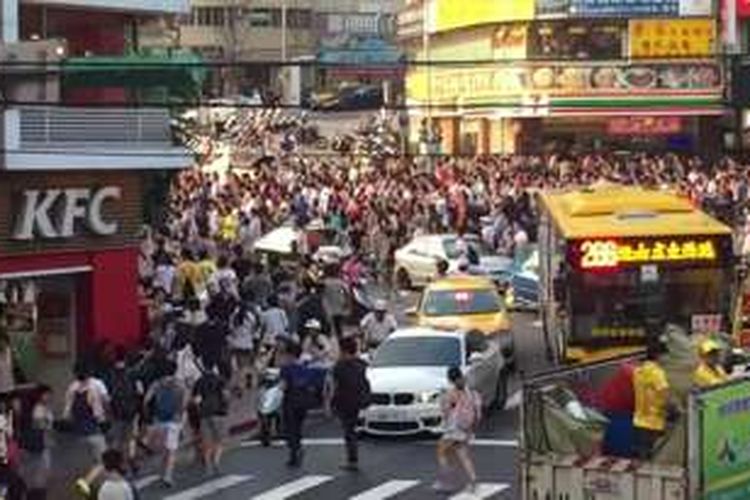 Ribuan warga kota Beitou, Taiwan memenuhi jalanan untuk memburu salah satu karakter dalam permainan Pokemon Go, Snorlax.