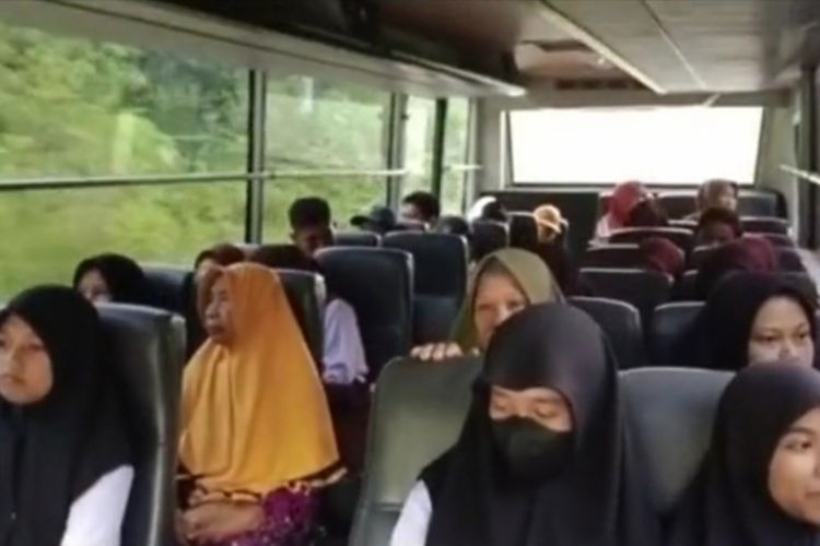 Puluhan pelajar SMPN 02 Punggaluku diantar jemput oleh bus milik Polres Konawe Selatan setiap hari..