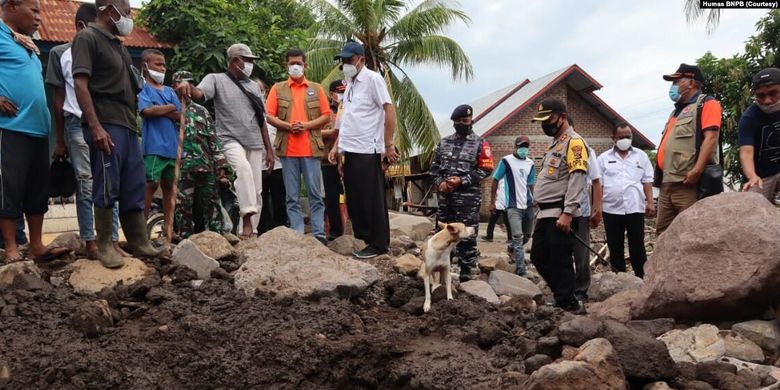 Kepala BNPB Doni Mordano meninjau lokasi pencarian korban bencana alam di Provinsi Nusa Tenggara Timur, Kamis, 8 April 2021